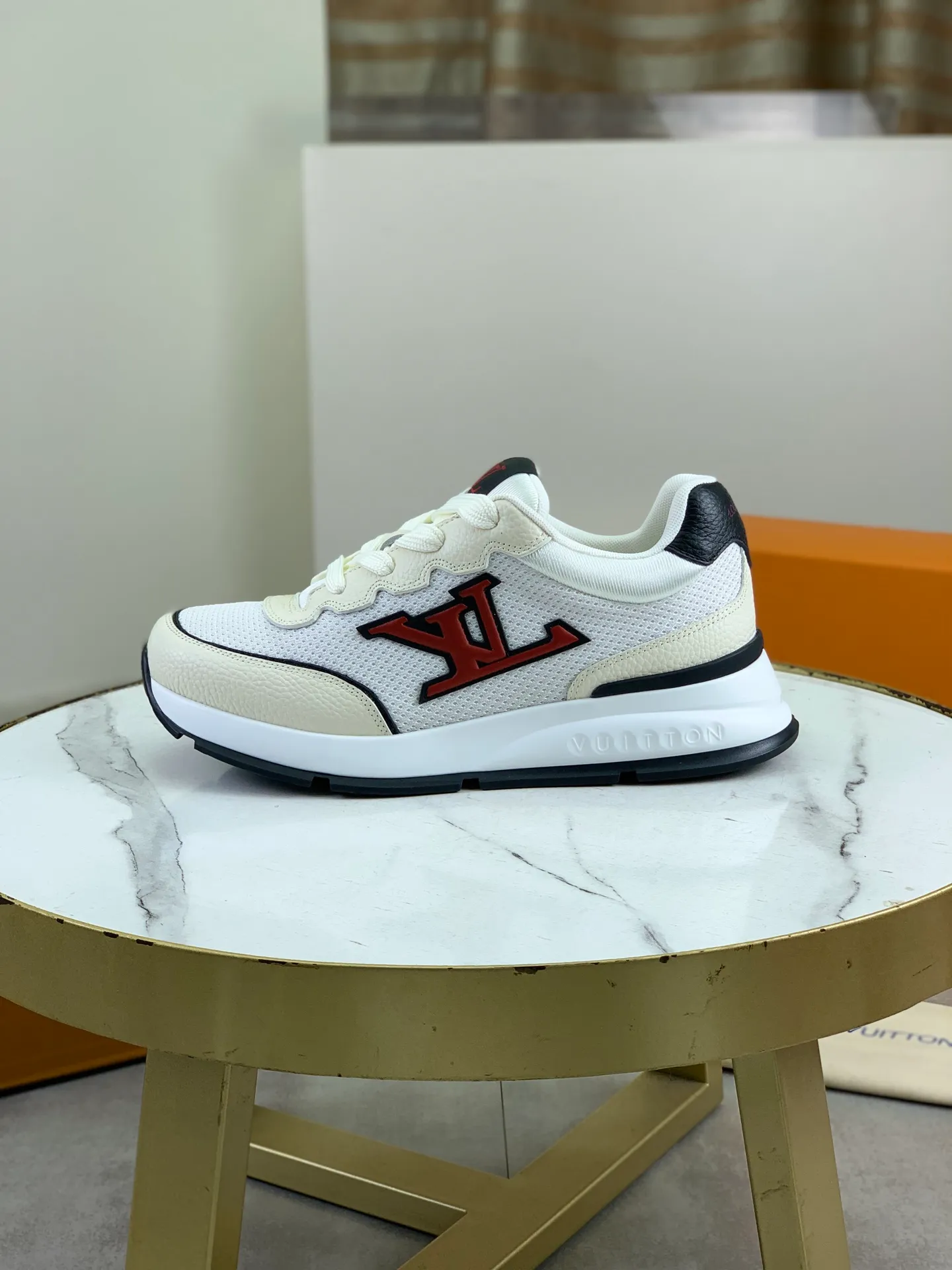 Factory price P700 💶 Top version [LOUIS VUITTON] Couple 🧑‍🤝‍🧑 Craftsman style Counter series (original order) New style 🍀LV Louis Vuitton - top version LV classic high-top trendy shoes! Made of imported original craft calfskin, original breathable lining, and original wear-resistant, lightweight, high-end TPU outsole! High quality products! 4️⃣ colors available, size: female 35-39, male 39-44 (female 40, male 45 46 customized)